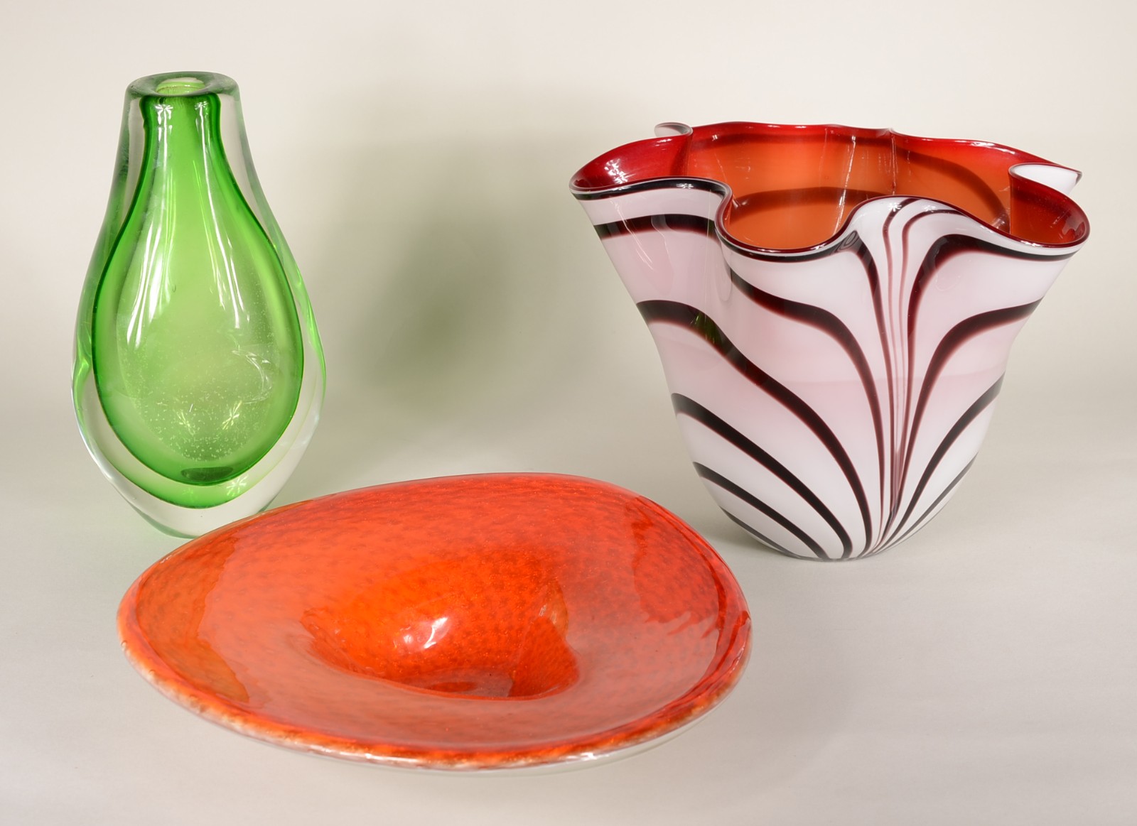 Três peças decorativas de vidro, sendo: vaso verde; centro de mesa... - foto 1 de 8