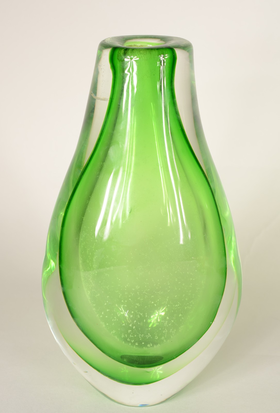 Três peças decorativas de vidro, sendo: vaso verde; centro de mesa... - foto 2 de 8