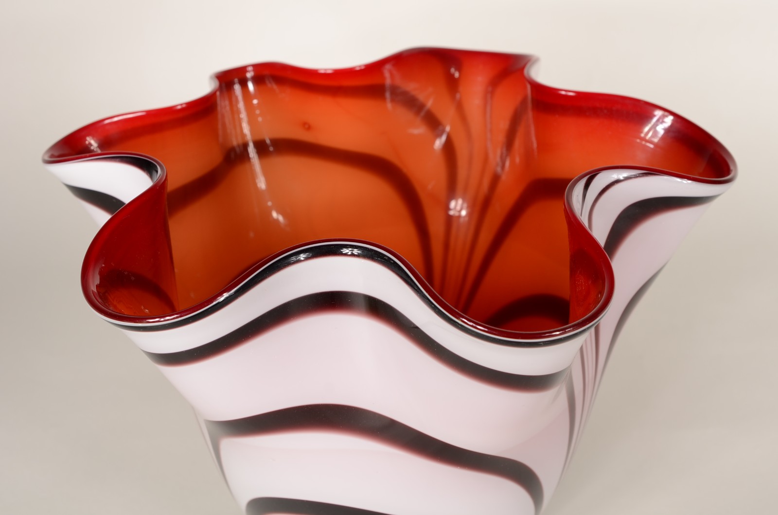 Três peças decorativas de vidro, sendo: vaso verde; centro de mesa... - foto 5 de 8