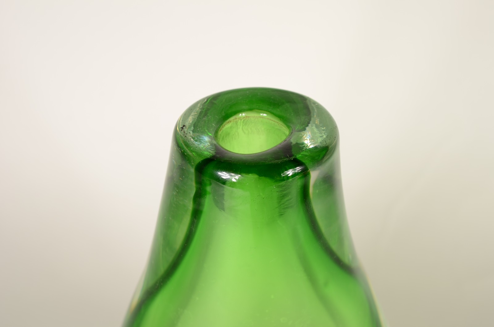 Três peças decorativas de vidro, sendo: vaso verde; centro de mesa... - foto 6 de 8