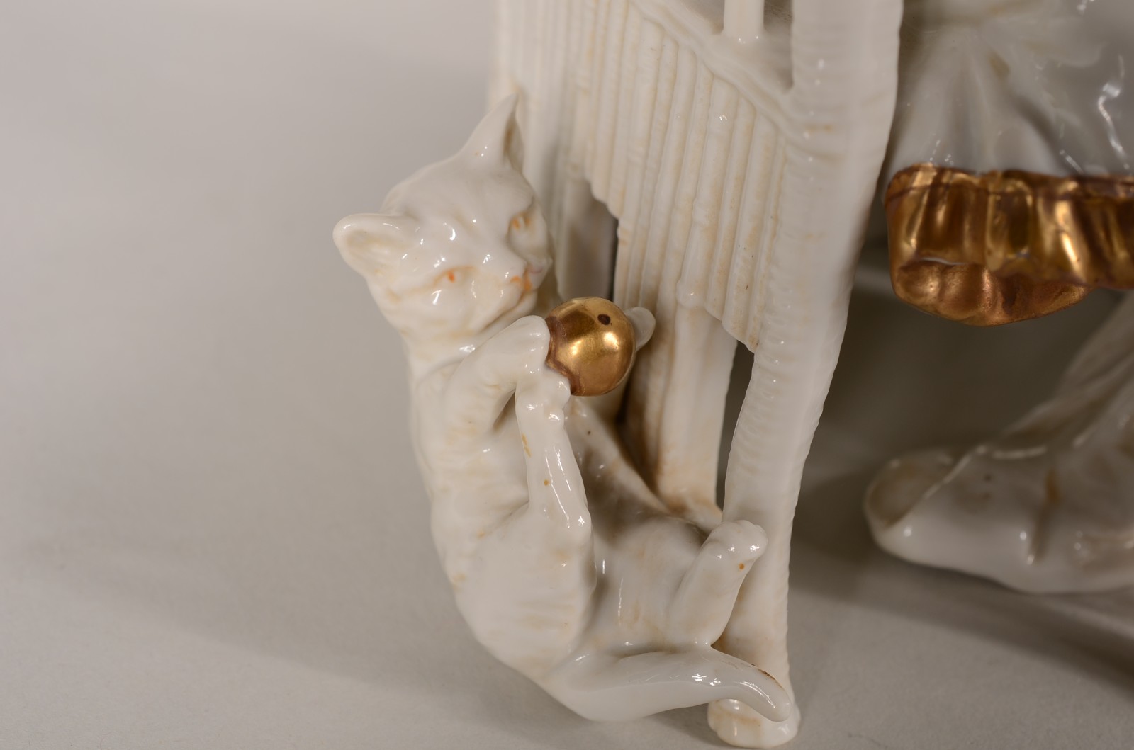 Grupo escultórico de porcelana representando menina sentada com gato. - foto 4 de 9