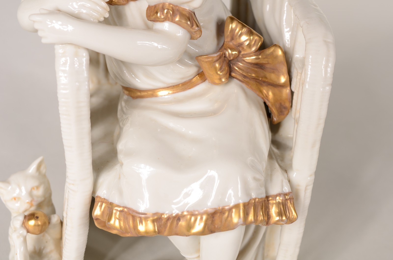 Grupo escultórico de porcelana representando menina sentada com gato. - foto 5 de 9