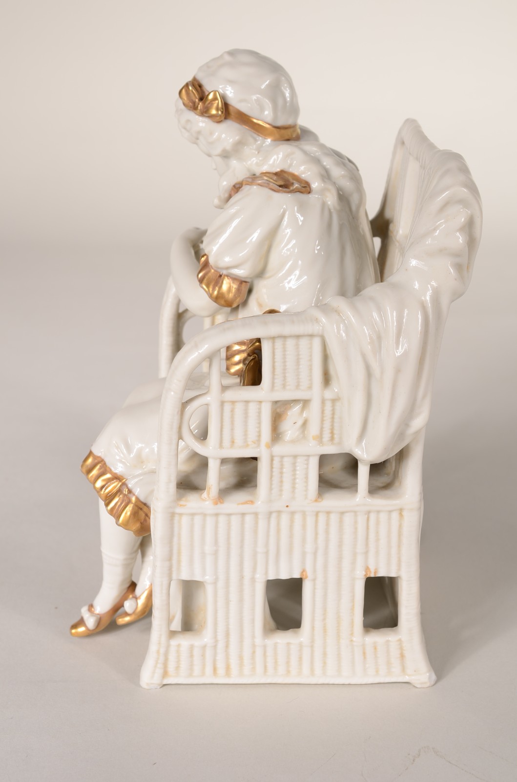 Grupo escultórico de porcelana representando menina sentada com gato. - foto 6 de 9