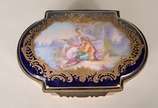 Sèvres (1740),  - Caixa porta jóias de porcelana francesa, fundo azul cobalto com realces dourados e cena galante em policromia, guarnição de bronze.