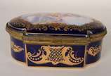 Sèvres (1740),  - Caixa porta jóias de porcelana francesa, fundo azul cobalto com realces dourados e cena galante em policromia, guarnição de bronze.