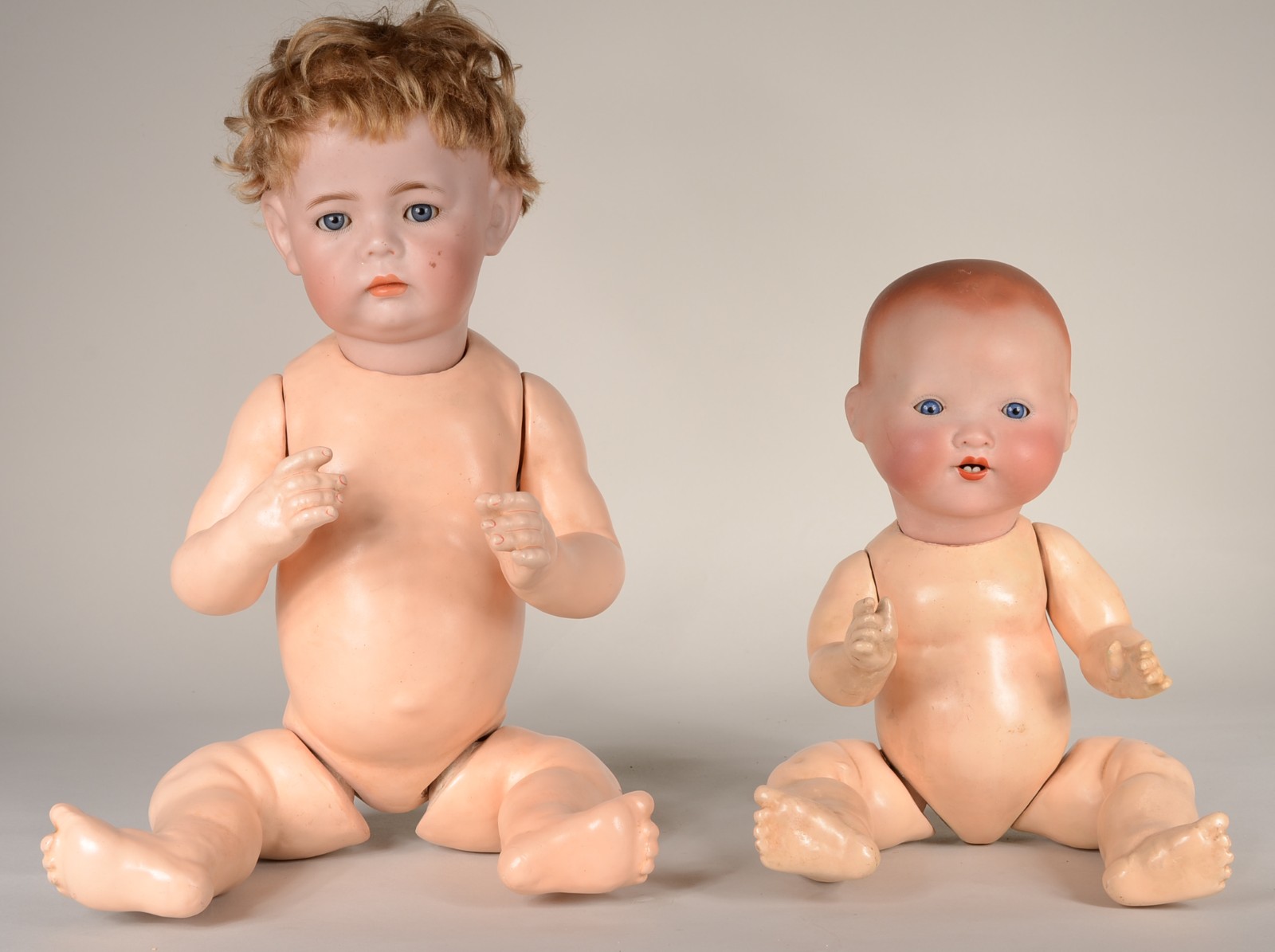 Duas antigas bonecas alemãs com marcas no pescoço. O bebê menor de... - foto 5 de 11