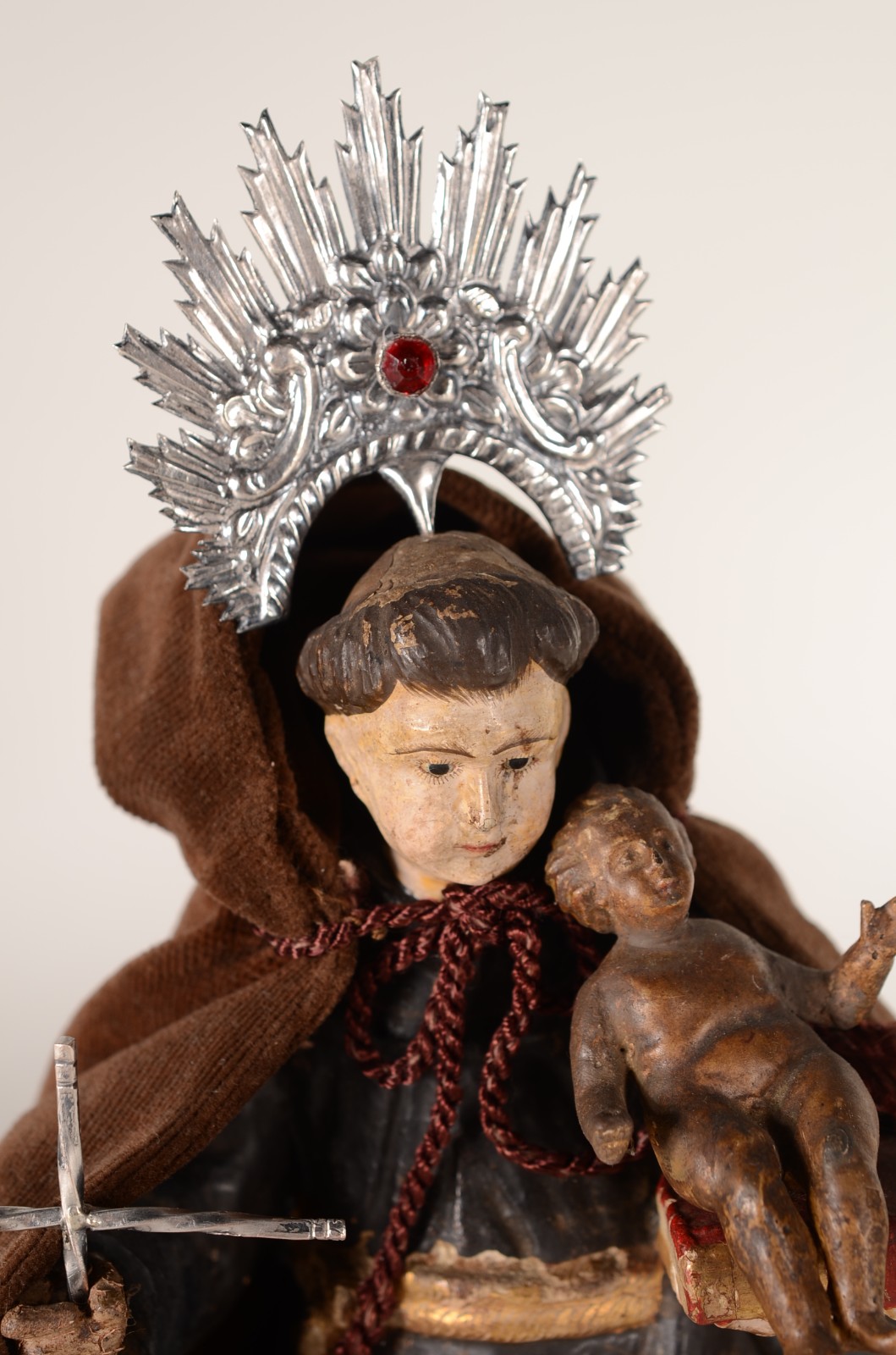Santo Antônio com menino - Imagem de madeira policromada e dourada... - foto 4 de 8