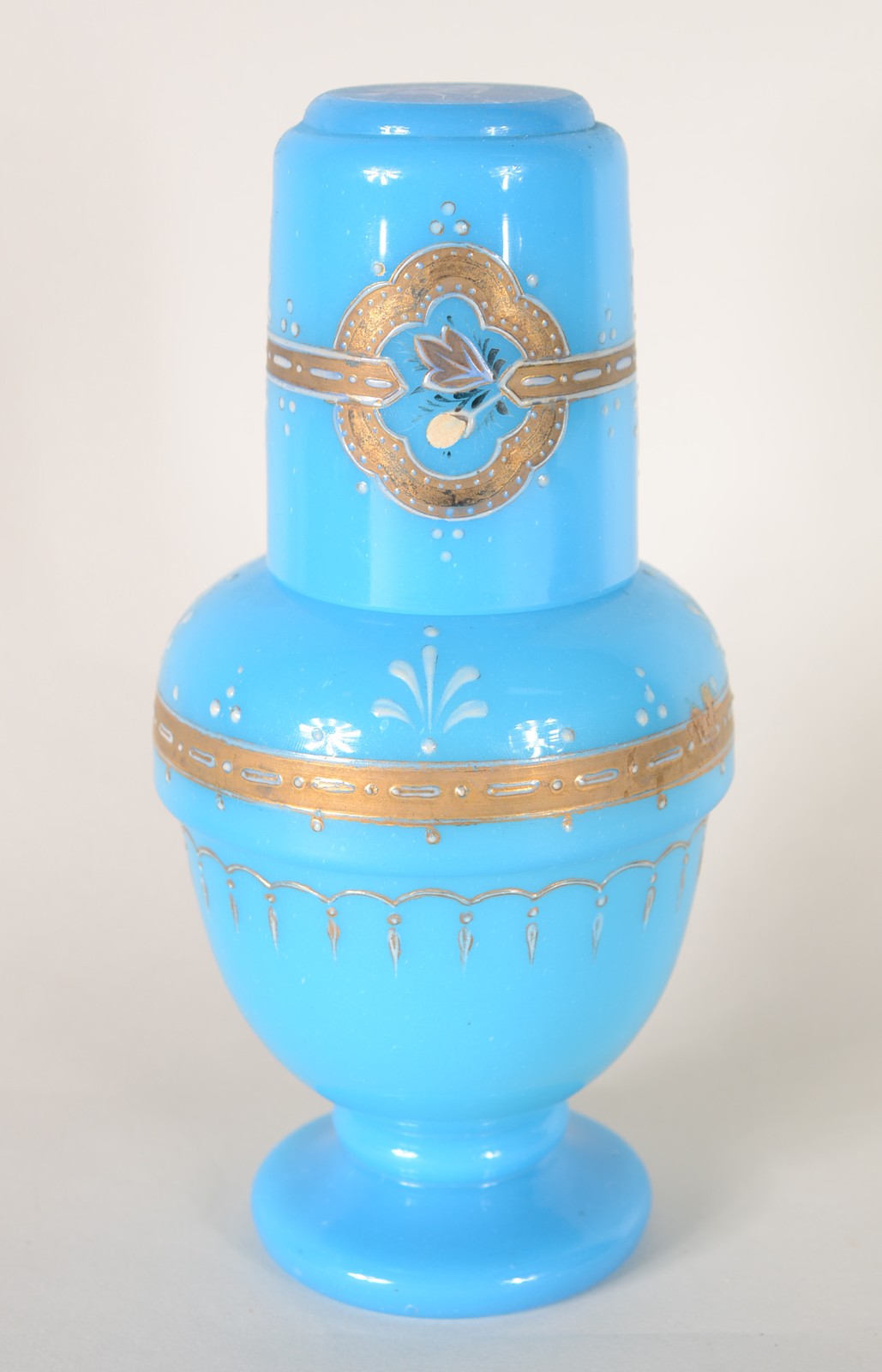 Verre d'eau de opalina azul turquesa com guirlandas realçadas em... - foto 1 de 6
