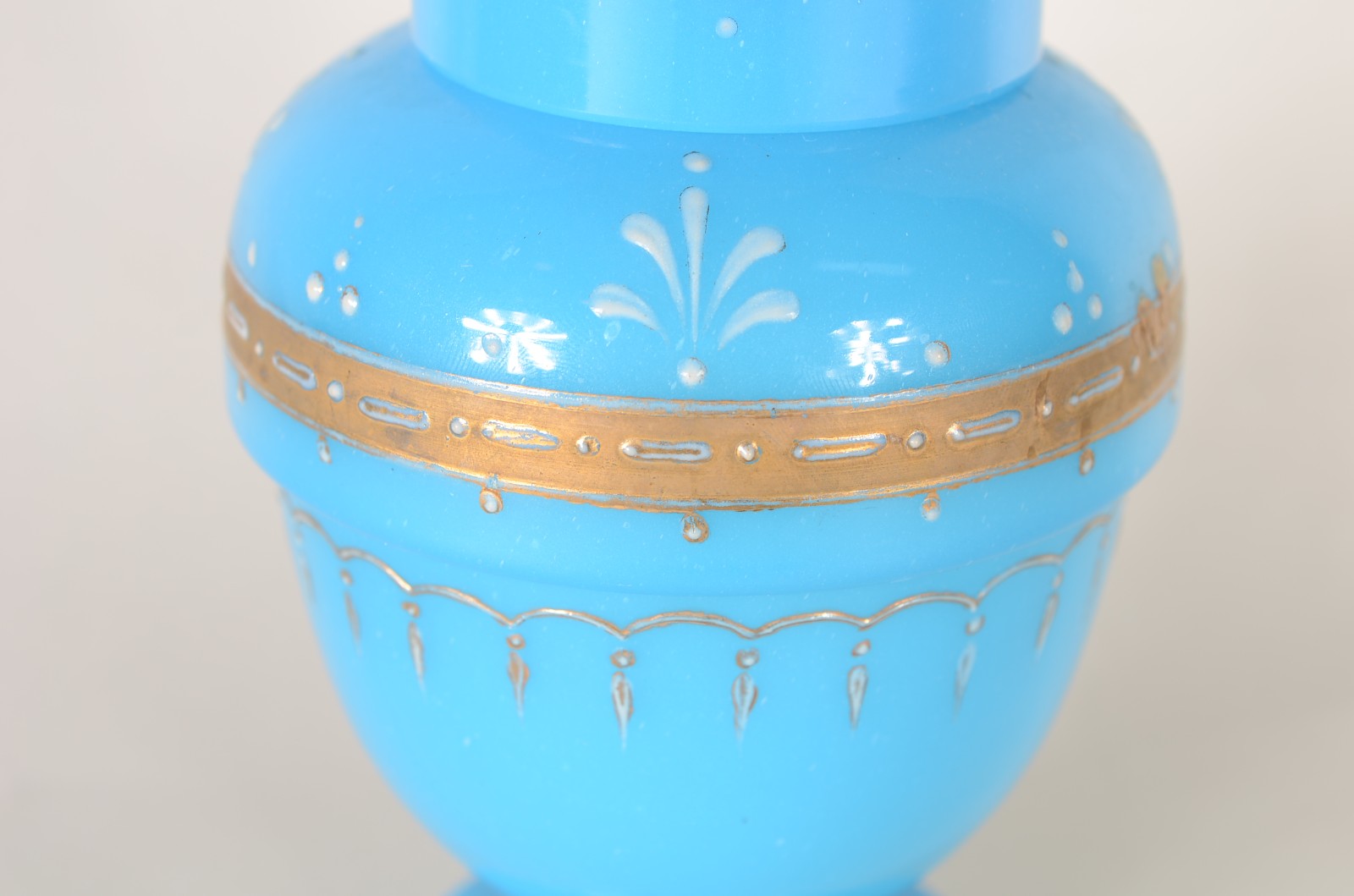 Verre d'eau de opalina azul turquesa com guirlandas realçadas em... - foto 3 de 6