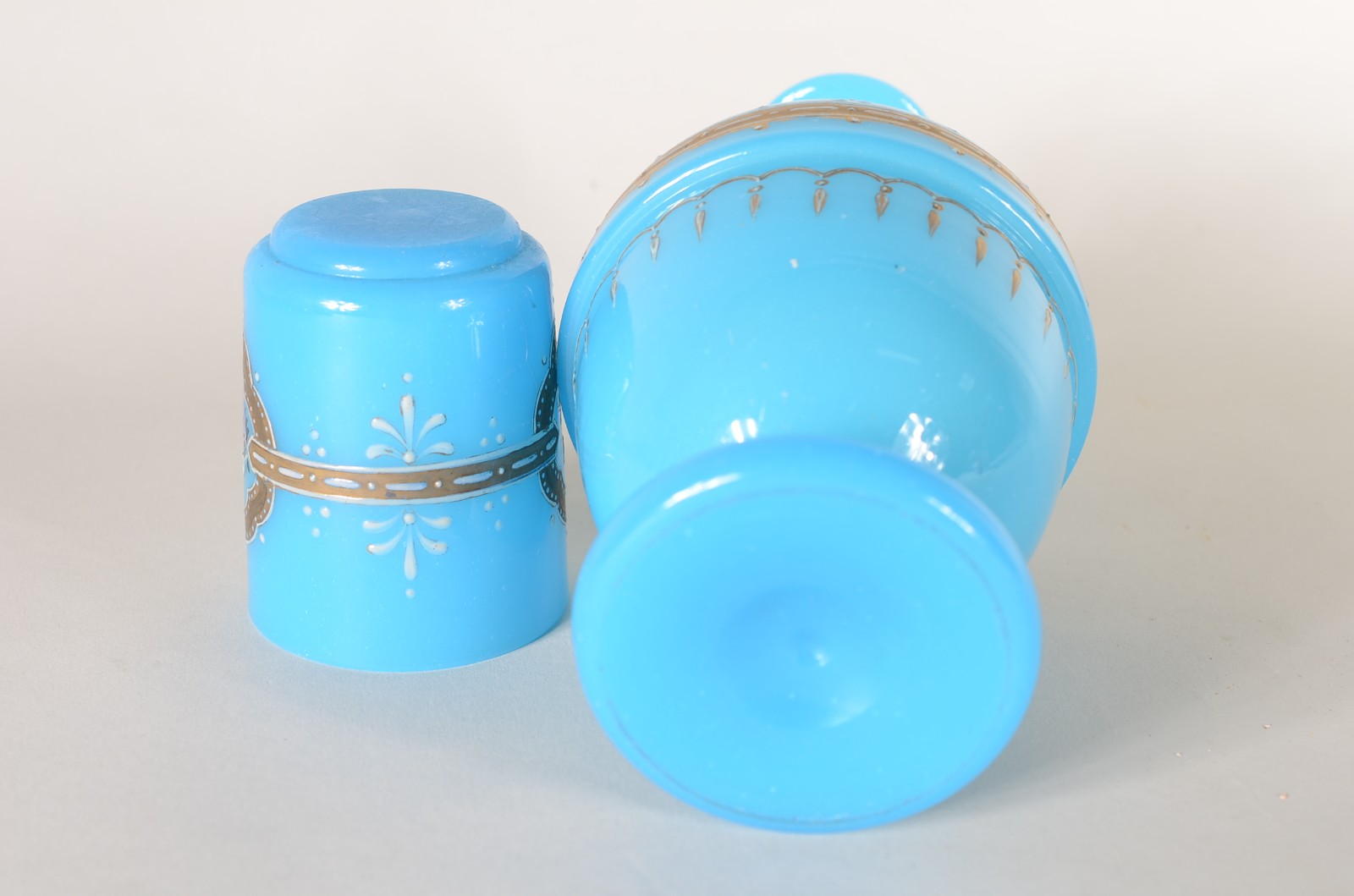 Verre d'eau de opalina azul turquesa com guirlandas realçadas em... - foto 4 de 6