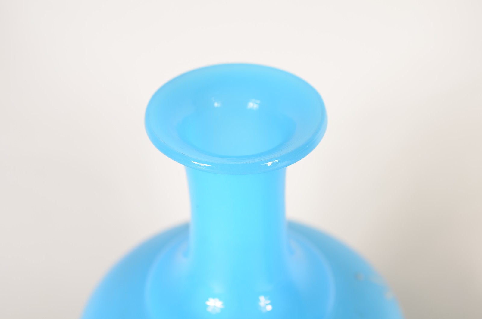 Verre d'eau de opalina azul turquesa com guirlandas realçadas em... - foto 5 de 6