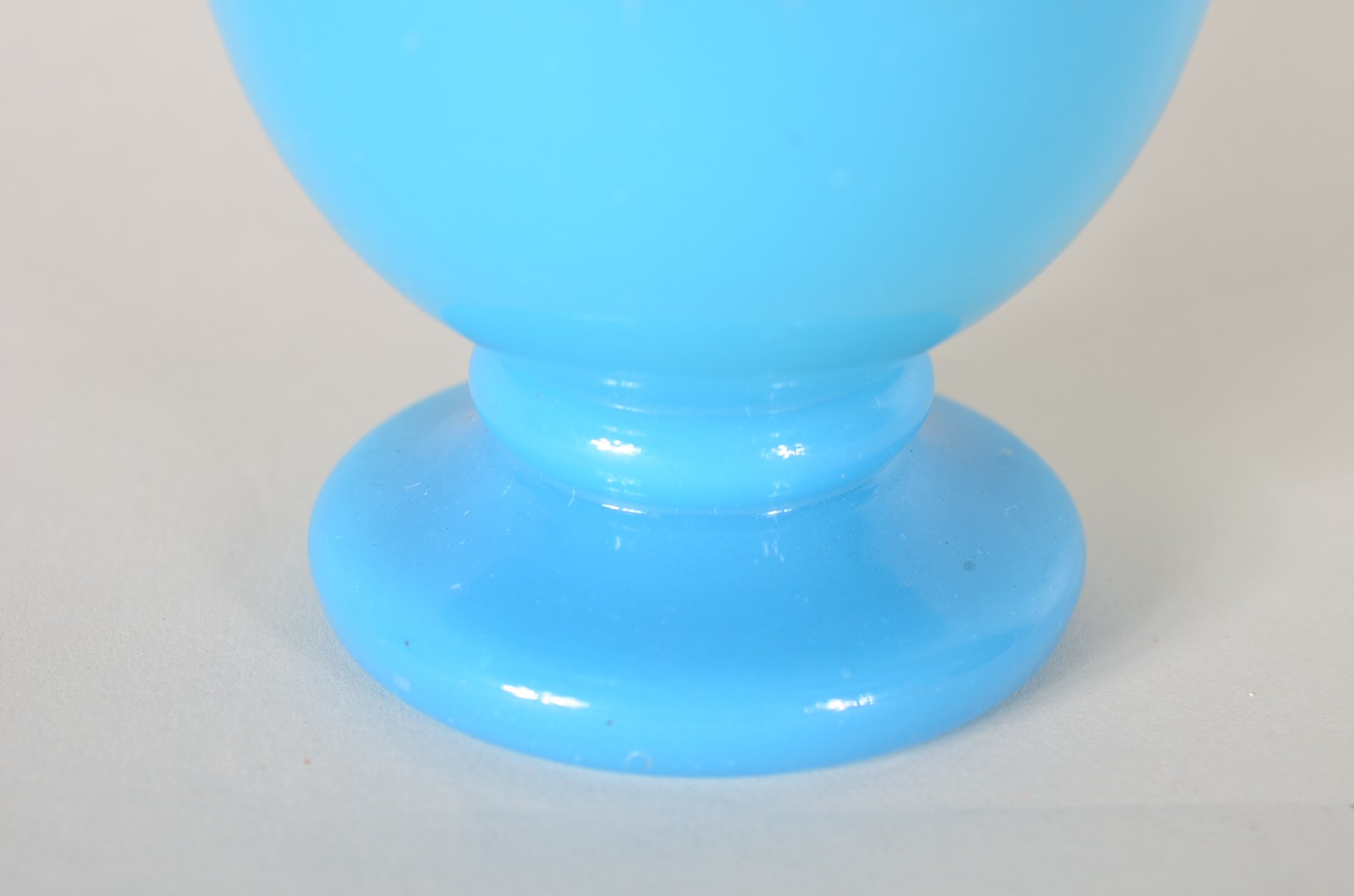 Verre d'eau de opalina azul turquesa com guirlandas realçadas em... - foto 6 de 6