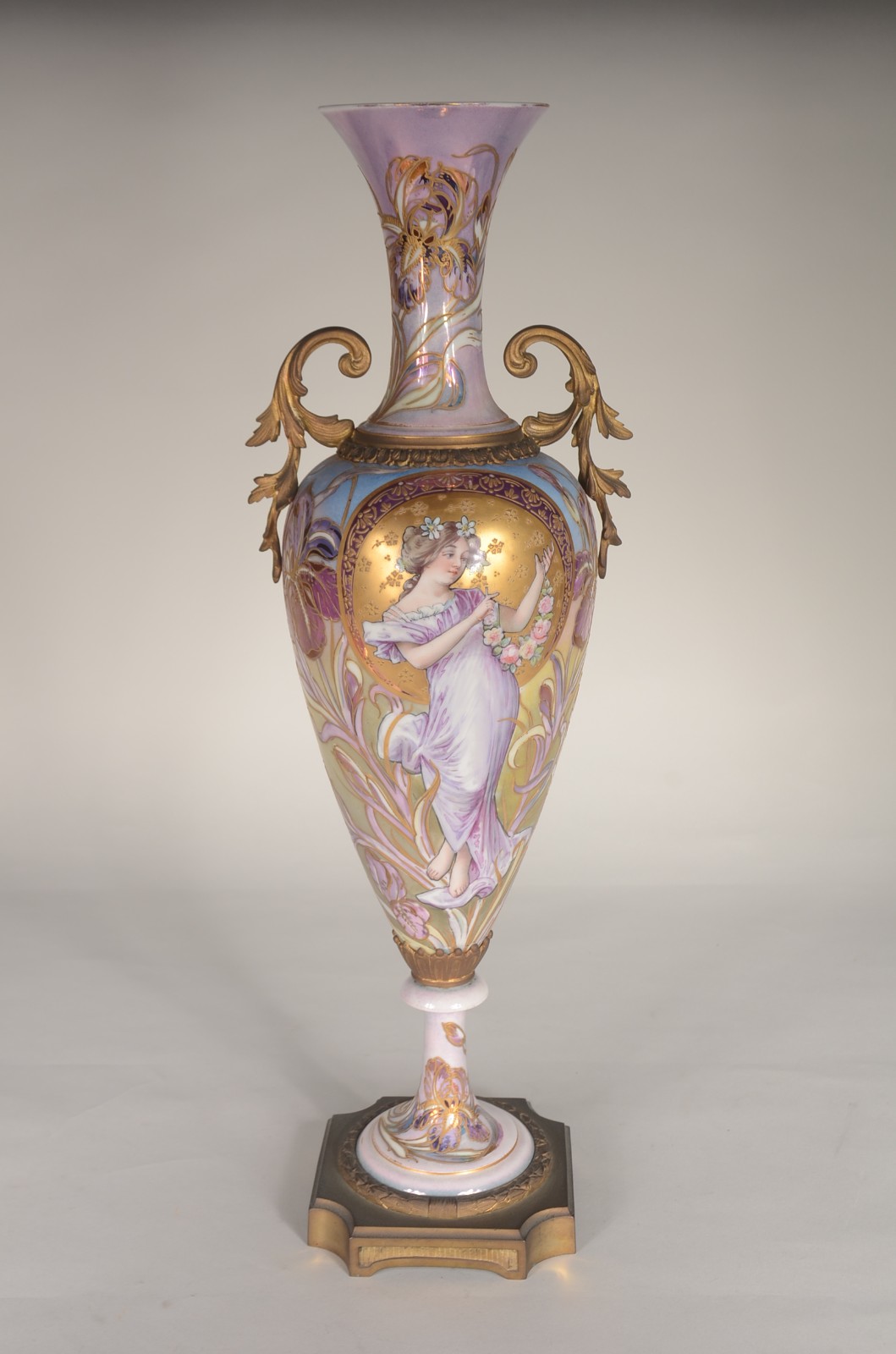 Ânfora Art Nouveau de porcelana europeia decorada com figura feminina... - foto 1 de 9