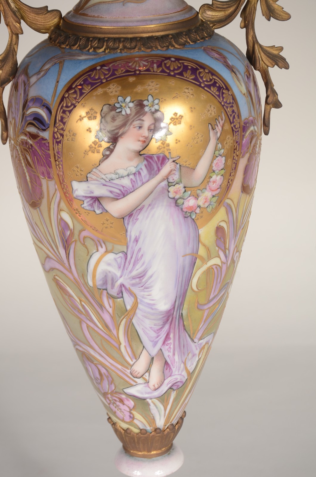 Ânfora Art Nouveau de porcelana europeia decorada com figura feminina... - foto 3 de 9