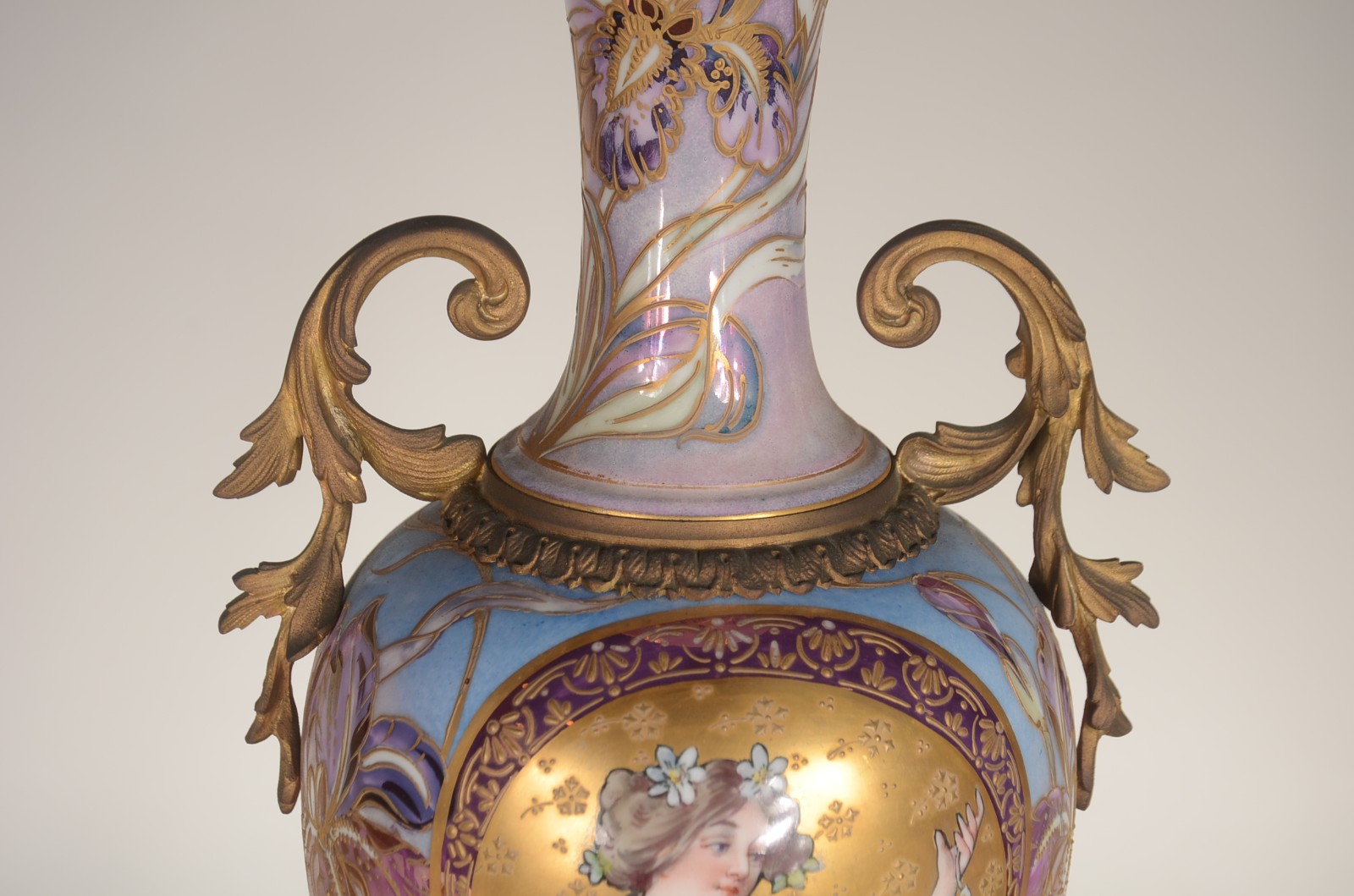 Ânfora Art Nouveau de porcelana europeia decorada com figura feminina... - foto 4 de 9