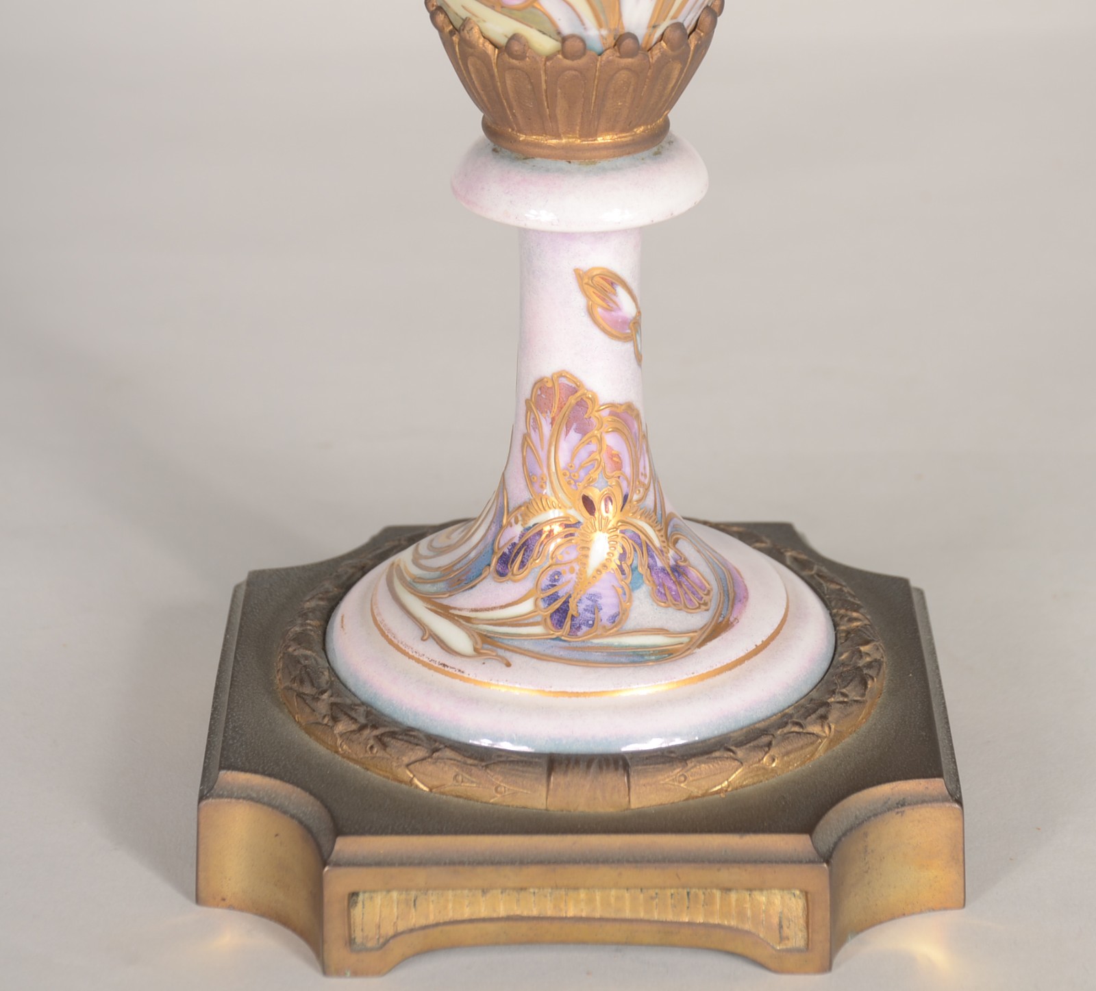 Ânfora Art Nouveau de porcelana europeia decorada com figura feminina... - foto 5 de 9