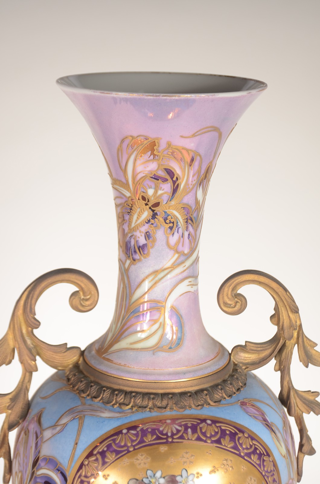 Ânfora Art Nouveau de porcelana europeia decorada com figura feminina... - foto 6 de 9
