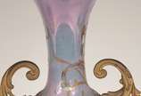 Ânfora Art Nouveau de porcelana europeia decora... - Ânfora Art Nouveau de porcelana europeia decorada com figura feminina e guirlandas florais em policromia e realces dourados, guarnição de bronze.