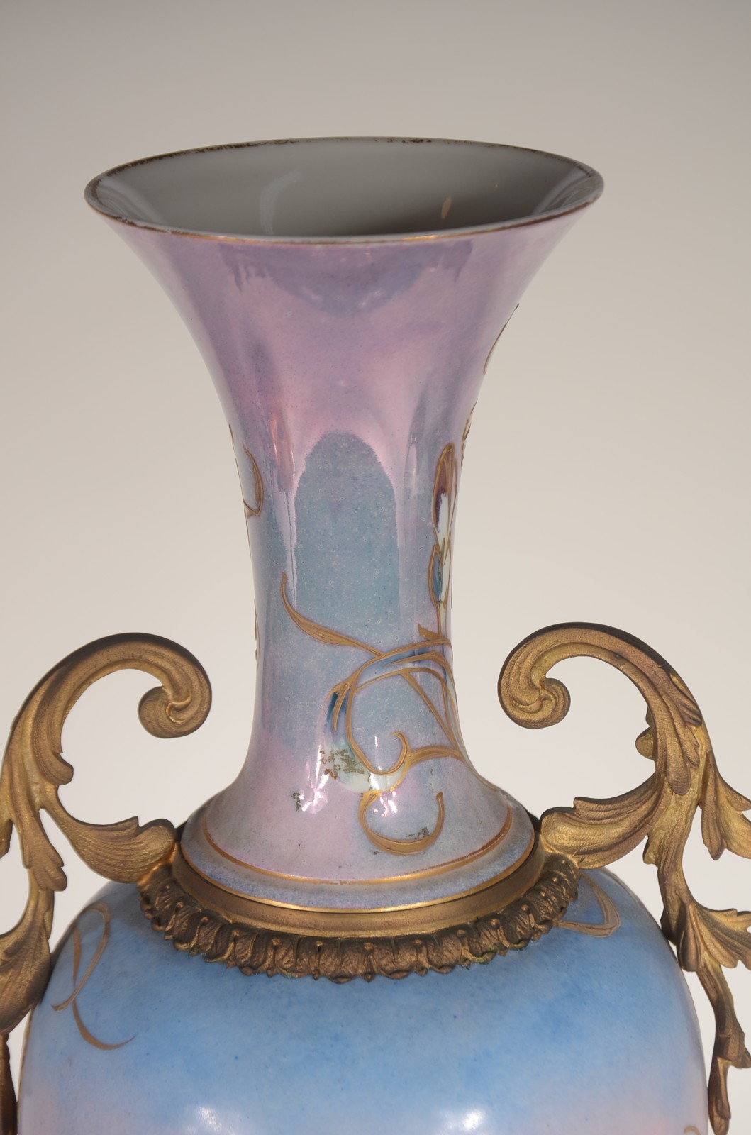 Ânfora Art Nouveau de porcelana europeia decorada com figura feminina... - foto 7 de 9