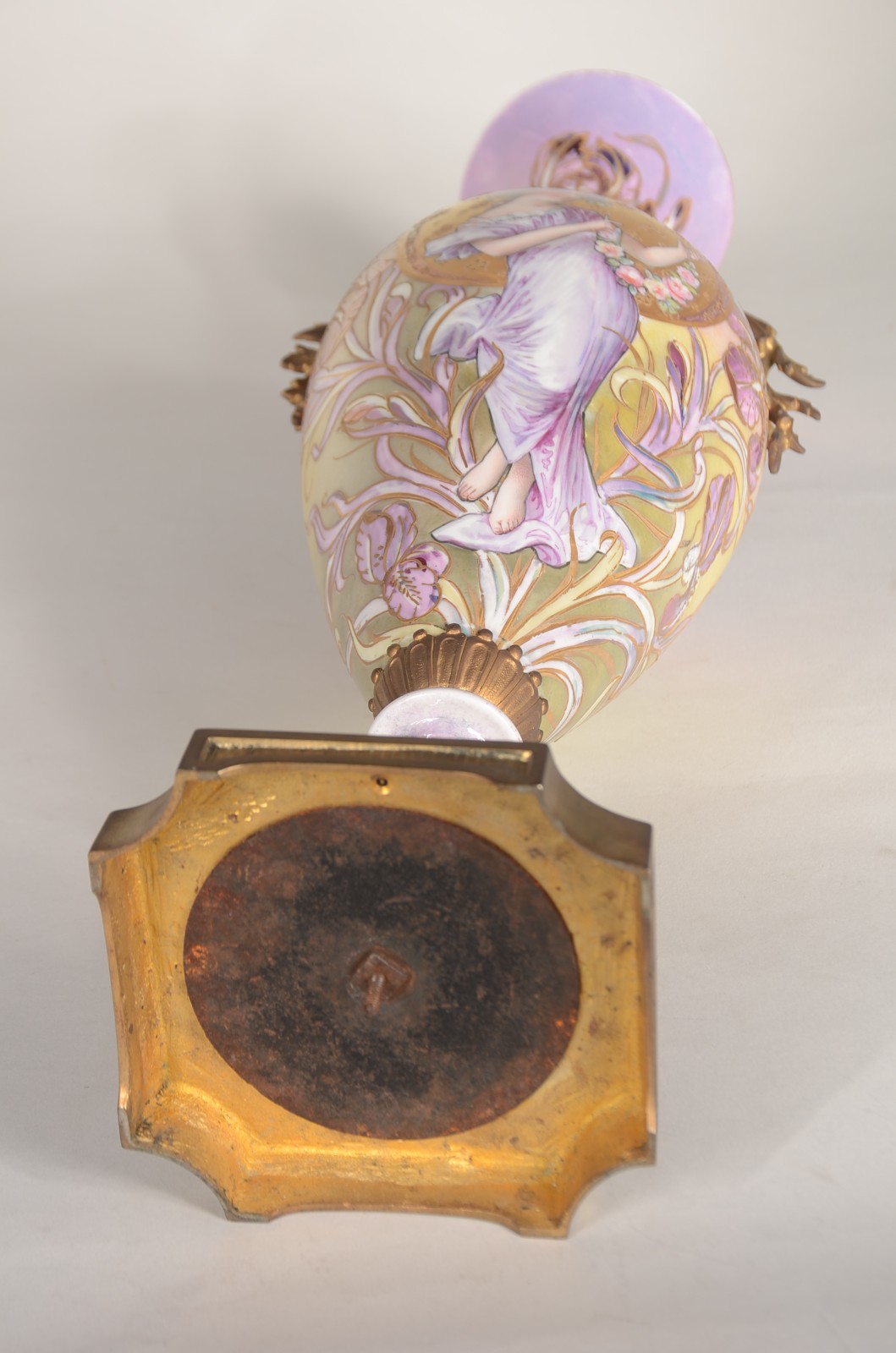 Ânfora Art Nouveau de porcelana europeia decorada com figura feminina... - foto 8 de 9