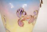 Ânfora Art Nouveau de porcelana europeia decora... - Ânfora Art Nouveau de porcelana europeia decorada com figura feminina e guirlandas florais em policromia e realces dourados, guarnição de bronze.