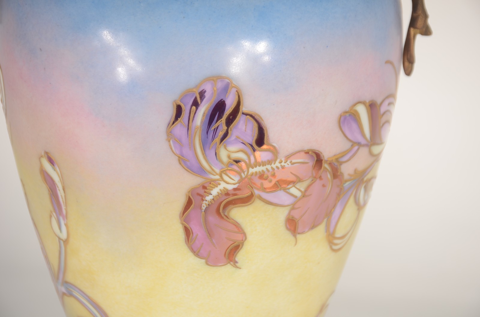 Ânfora Art Nouveau de porcelana europeia decorada com figura feminina... - foto 9 de 9
