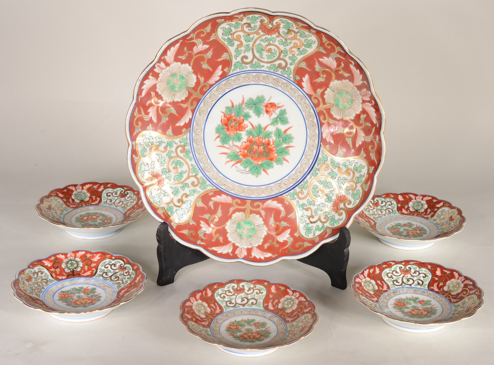 Serviço de porcelana japonesa, sendo: prato grande e 6 pratinhos. - foto 1 de 8