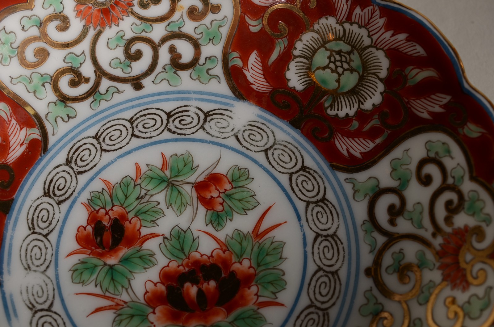 Serviço de porcelana japonesa, sendo: prato grande e 6 pratinhos. - foto 8 de 8