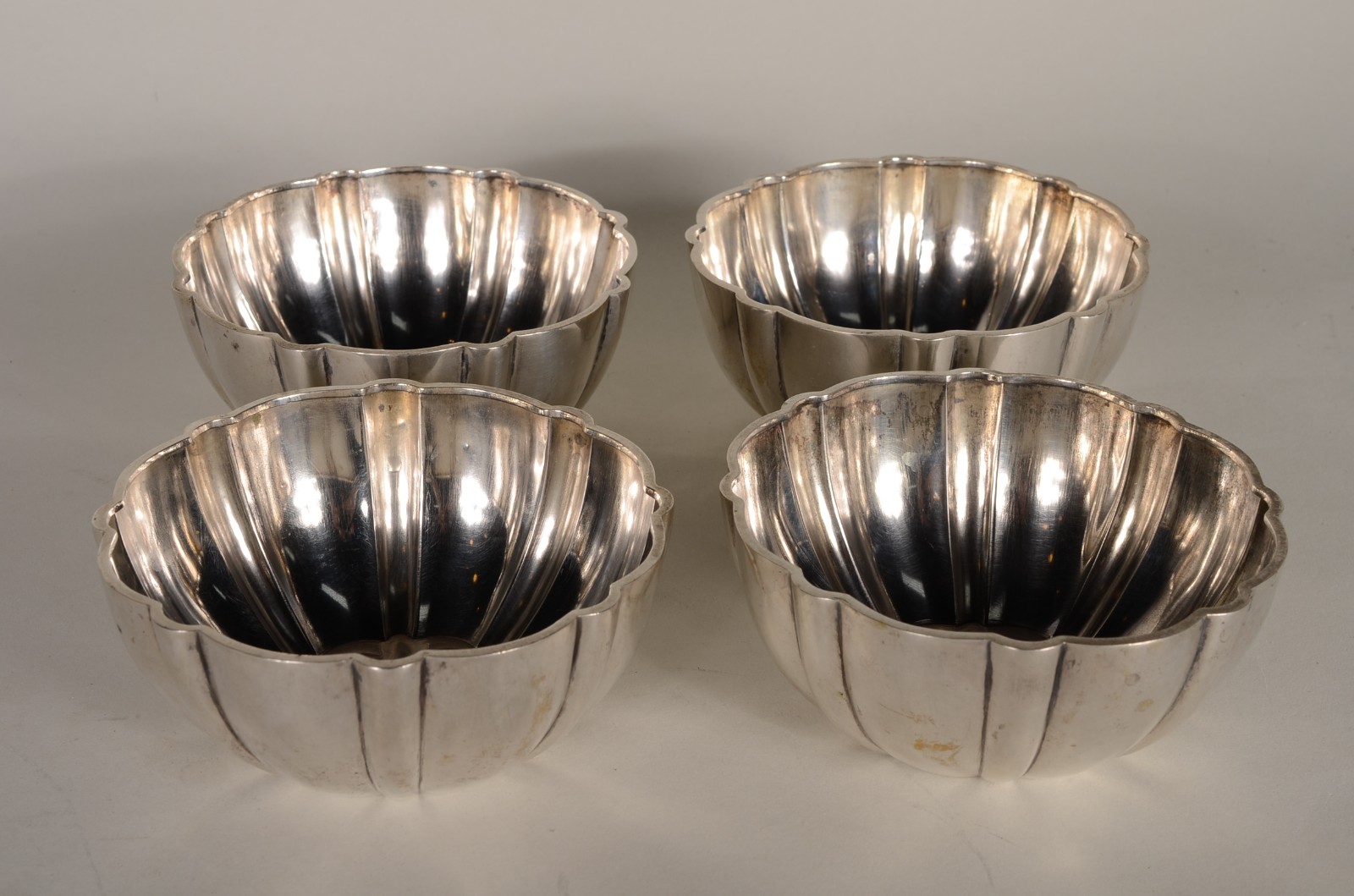 Quatro bowls de prata portuguesa, contraste Águia. Peso da prata: 420... - foto 1 de 5