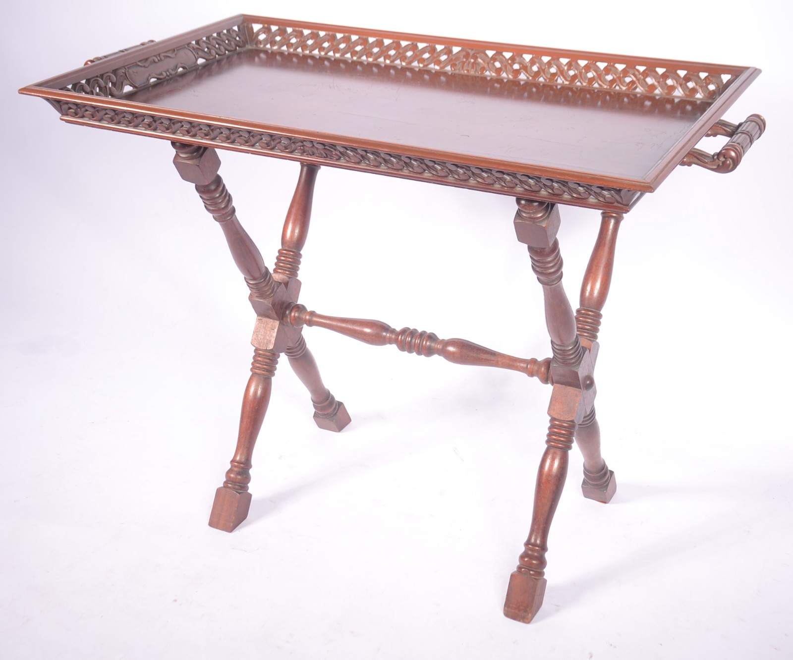 Mesa bar de madeira nobre, tampo na forma de tabuleiro com alças e... - foto 1 de 9