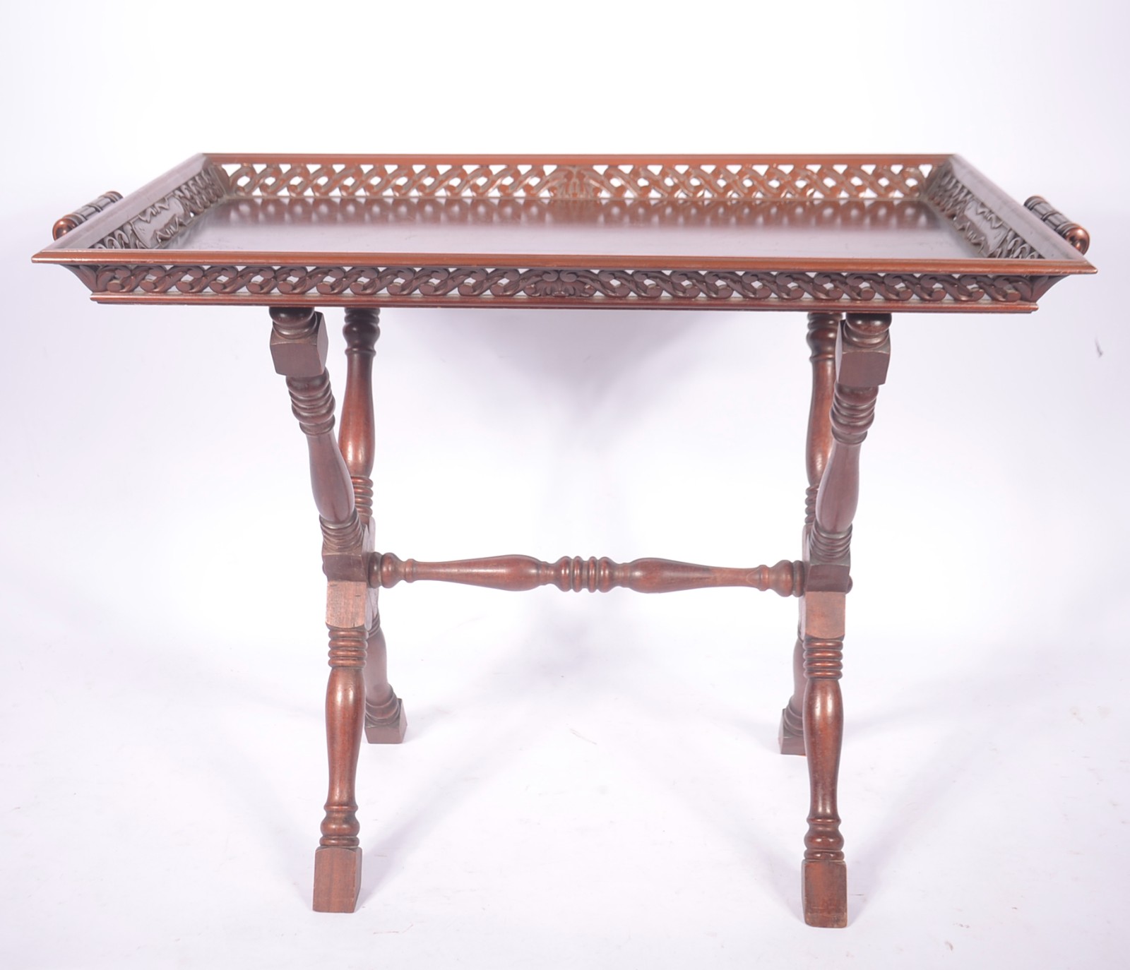 Mesa bar de madeira nobre, tampo na forma de tabuleiro com alças e... - foto 2 de 9