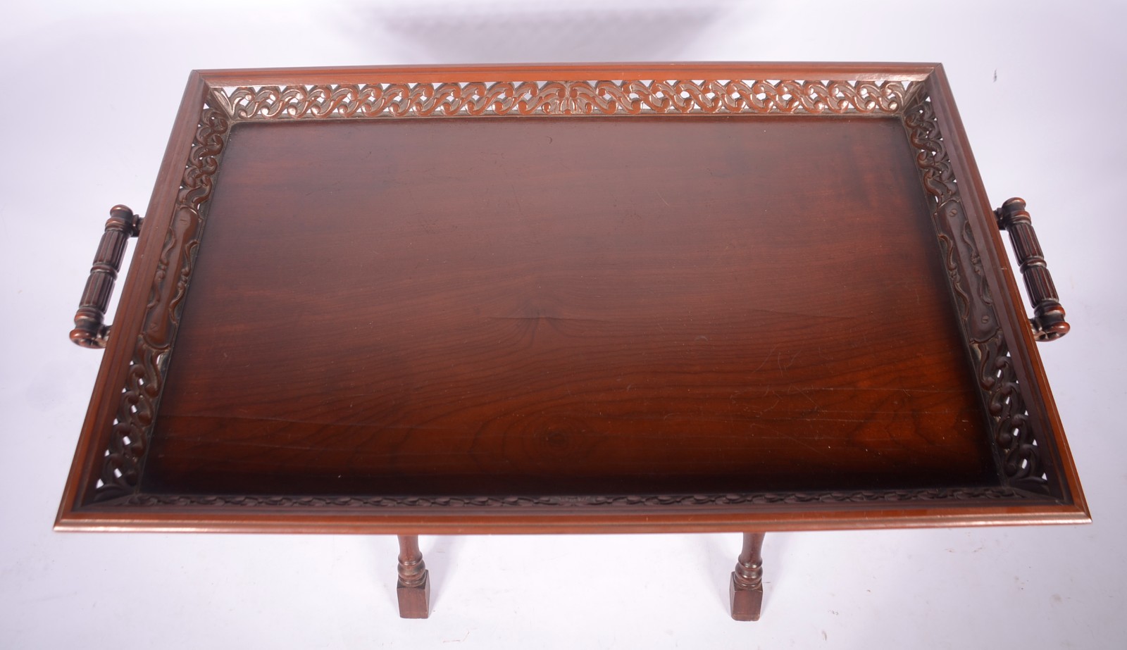Mesa bar de madeira nobre, tampo na forma de tabuleiro com alças e... - foto 3 de 9
