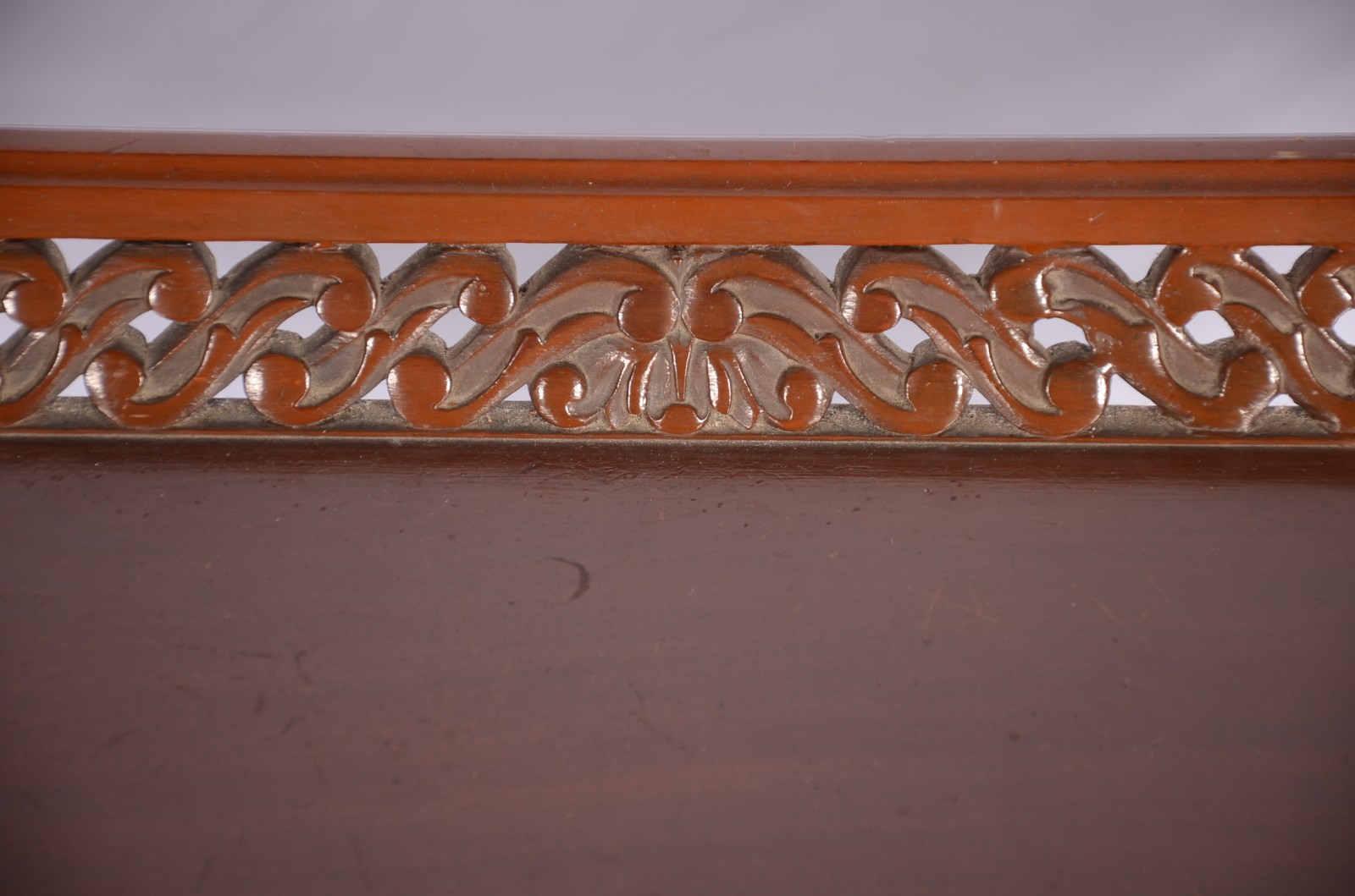Mesa bar de madeira nobre, tampo na forma de tabuleiro com alças e... - foto 5 de 9