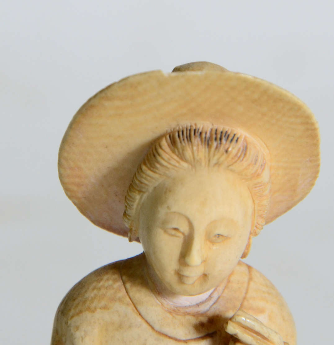 Estatueta de marfim representando ¨Gueixa com chapéu ¨., acompanha... - foto 3 de 4