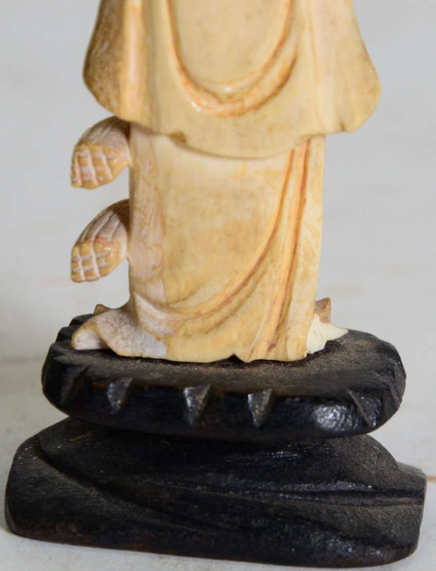 Estatueta de marfim representando ¨Gueixa com chapéu ¨., acompanha... - foto 4 de 4