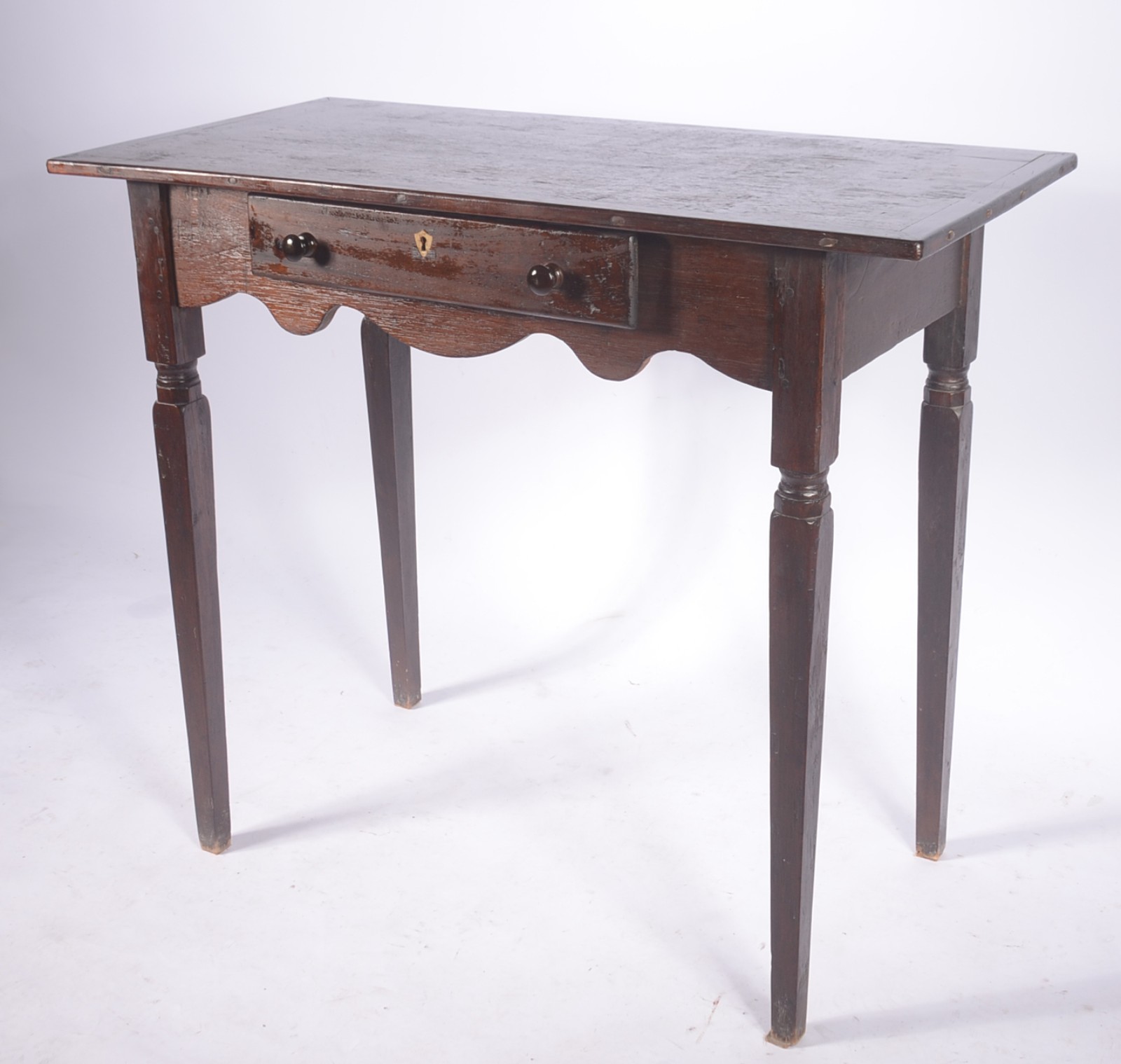 Mesa auxiliar de madeira nobre, saia recortada, uma gaveta, pernas... - foto 1 de 10