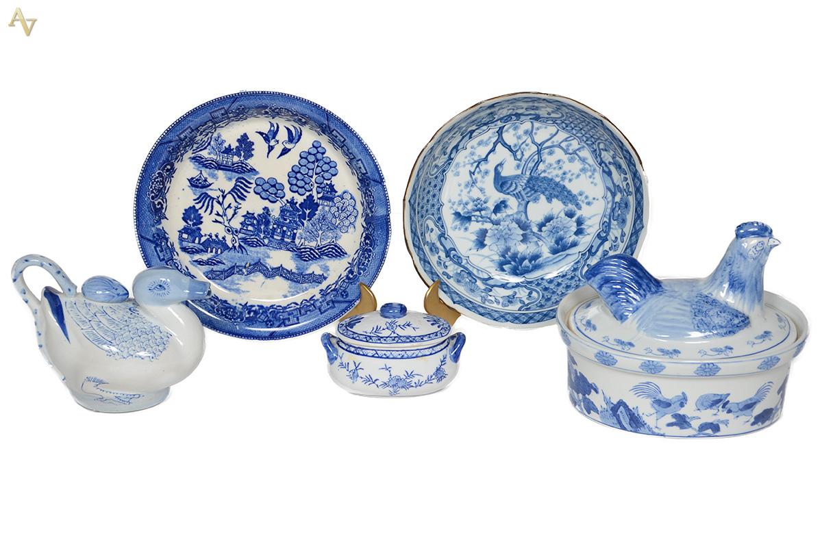 Cinco peças de porcelana oriental nas cores azul e branca, sendo...