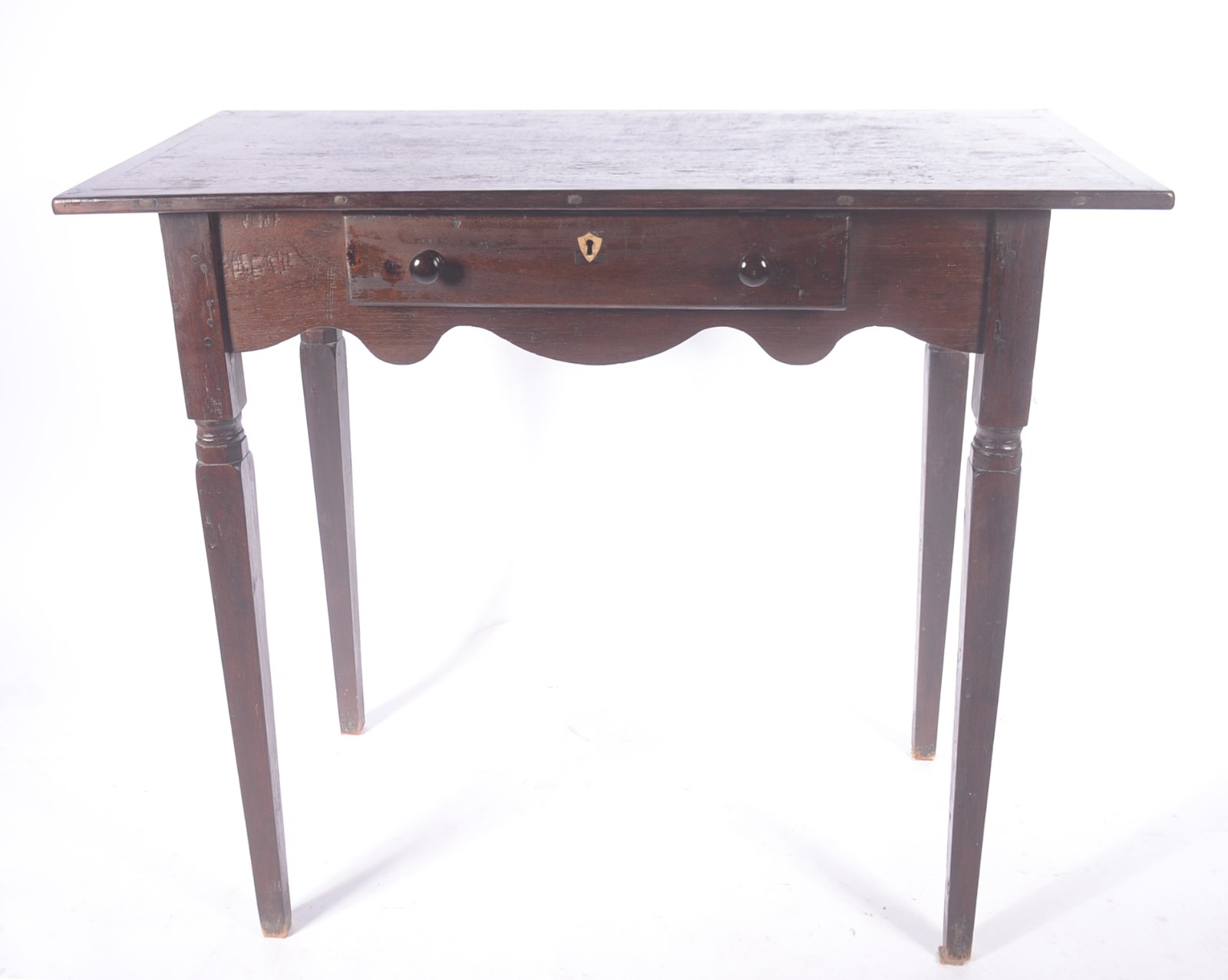 Mesa auxiliar de madeira nobre, saia recortada, uma gaveta, pernas... - foto 2 de 10