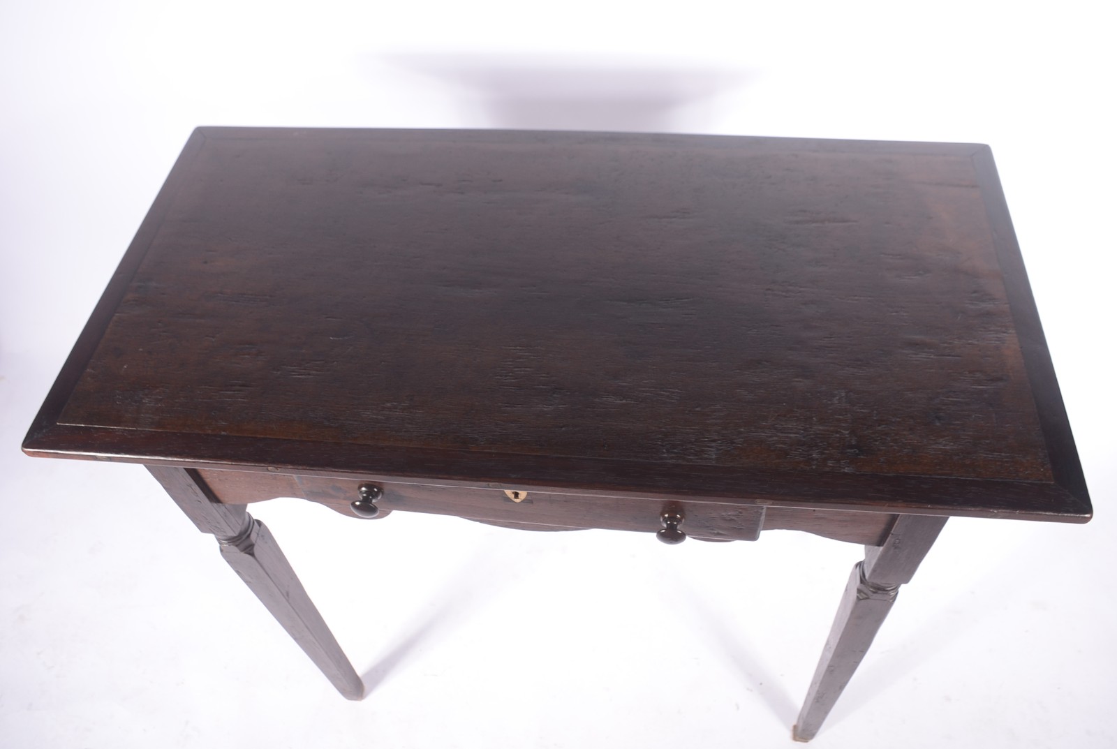 Mesa auxiliar de madeira nobre, saia recortada, uma gaveta, pernas... - foto 3 de 10
