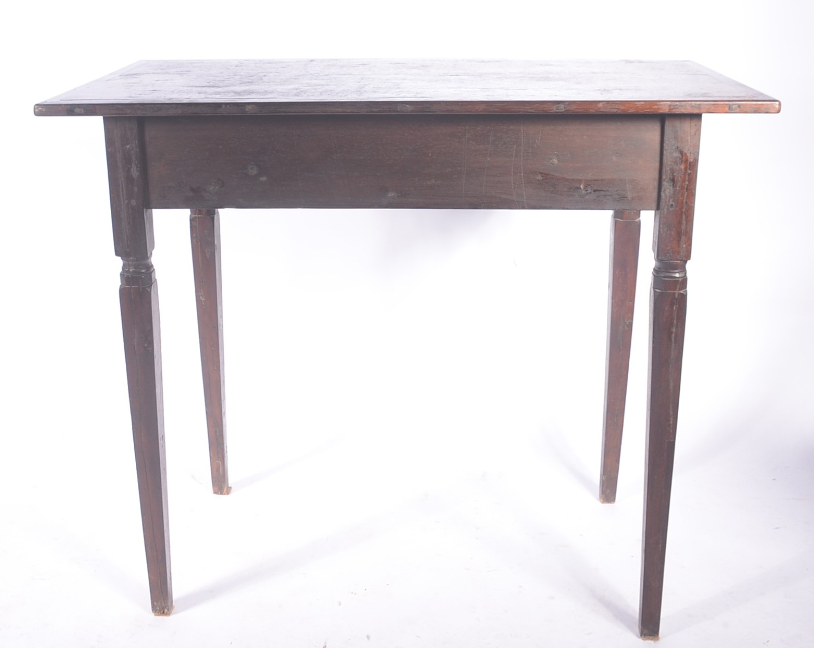 Mesa auxiliar de madeira nobre, saia recortada, uma gaveta, pernas... - foto 4 de 10