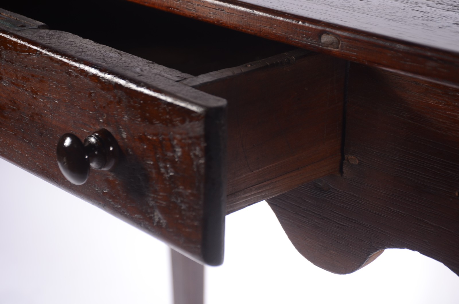 Mesa auxiliar de madeira nobre, saia recortada, uma gaveta, pernas... - foto 5 de 10