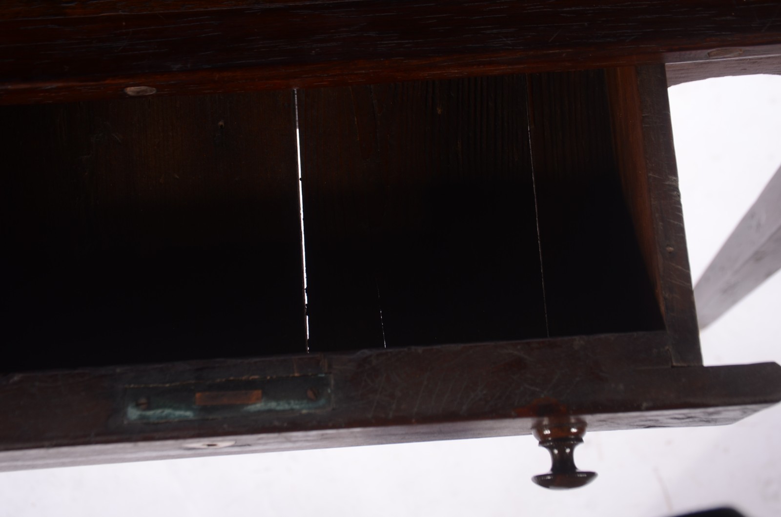 Mesa auxiliar de madeira nobre, saia recortada, uma gaveta, pernas... - foto 6 de 10