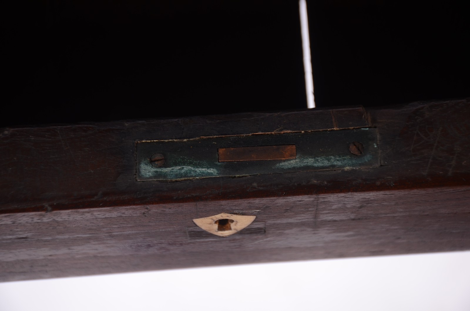 Mesa auxiliar de madeira nobre, saia recortada, uma gaveta, pernas... - foto 8 de 10