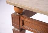 Mesa de centro com base de madeira nobre, tampo... - Mesa de centro com base de madeira nobre, tampo de mármore bege apoiado em quatro bolas de mármore na cor mostarda.