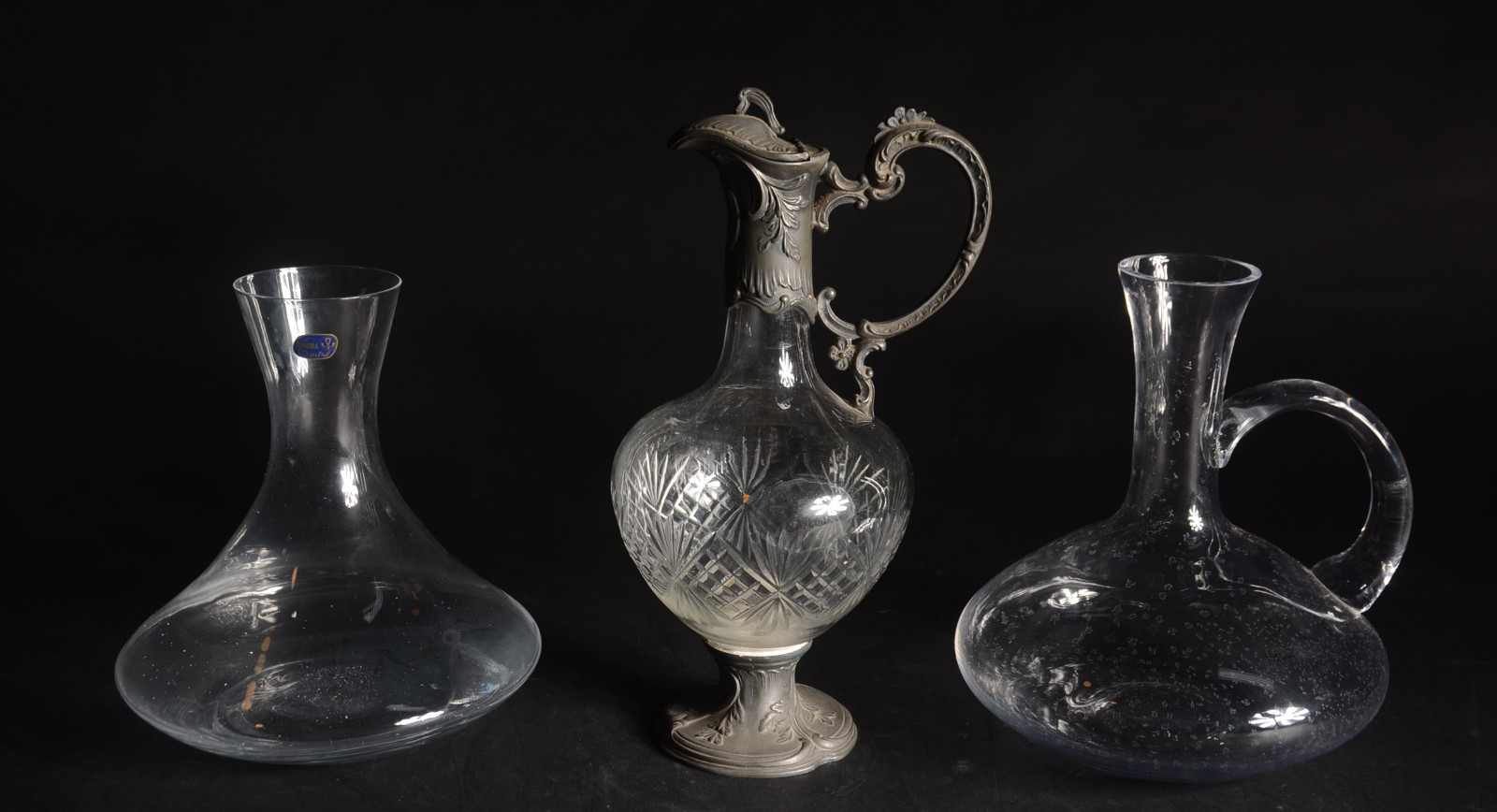Tres peças diversas, sendo: dois decanteurs para vinho e jarra de... - foto 1 de 11