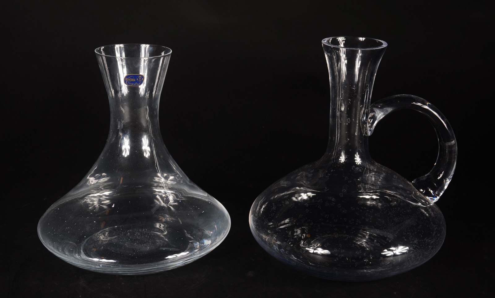 Tres peças diversas, sendo: dois decanteurs para vinho e jarra de... - foto 3 de 11