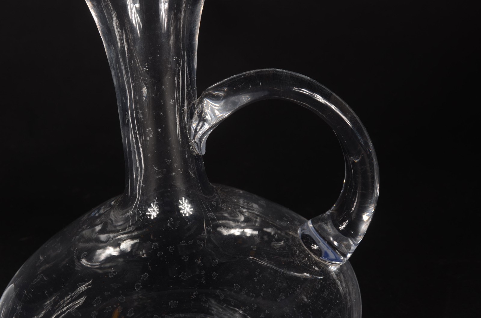 Tres peças diversas, sendo: dois decanteurs para vinho e jarra de... - foto 4 de 11