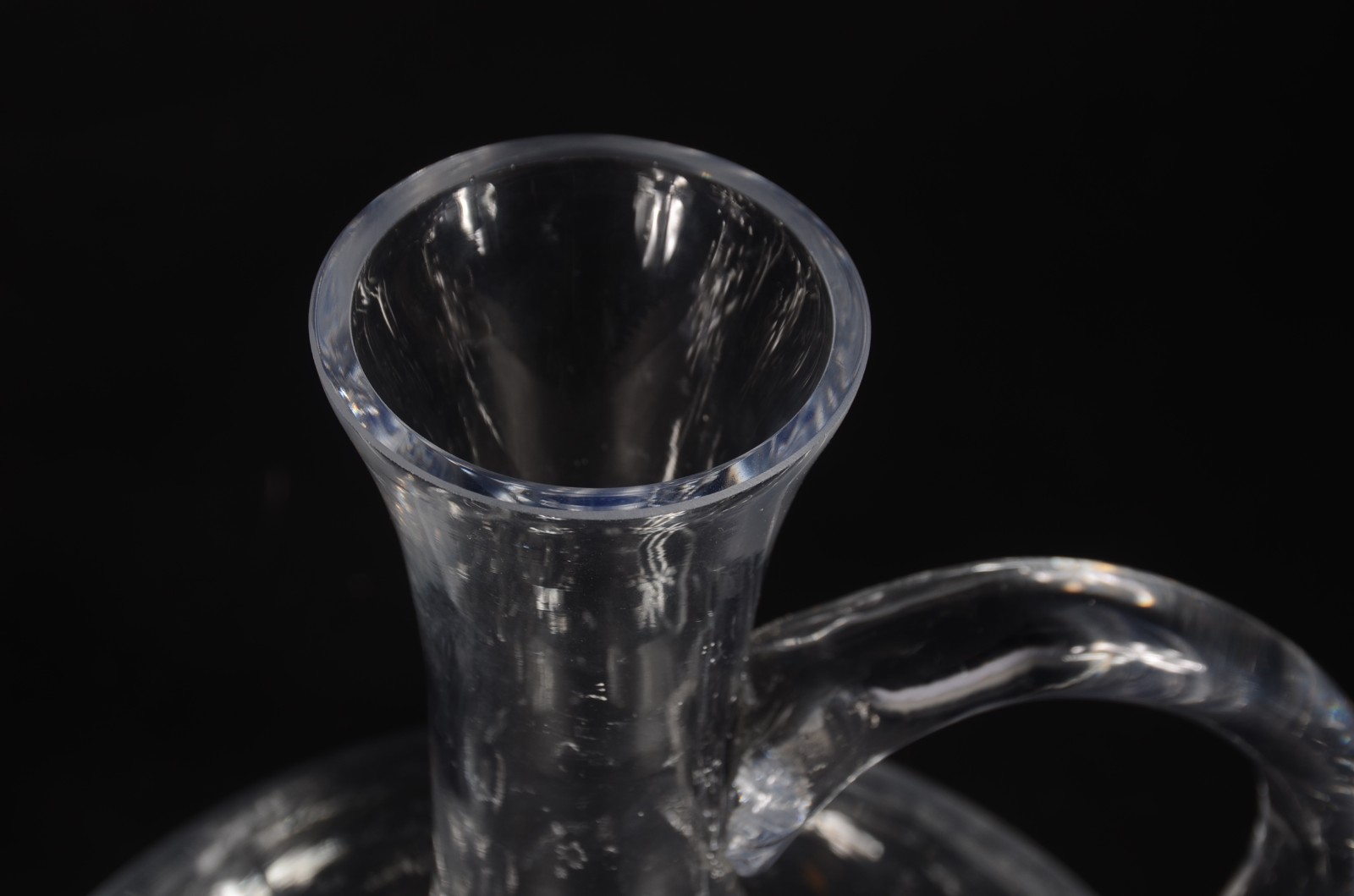 Tres peças diversas, sendo: dois decanteurs para vinho e jarra de... - foto 9 de 11