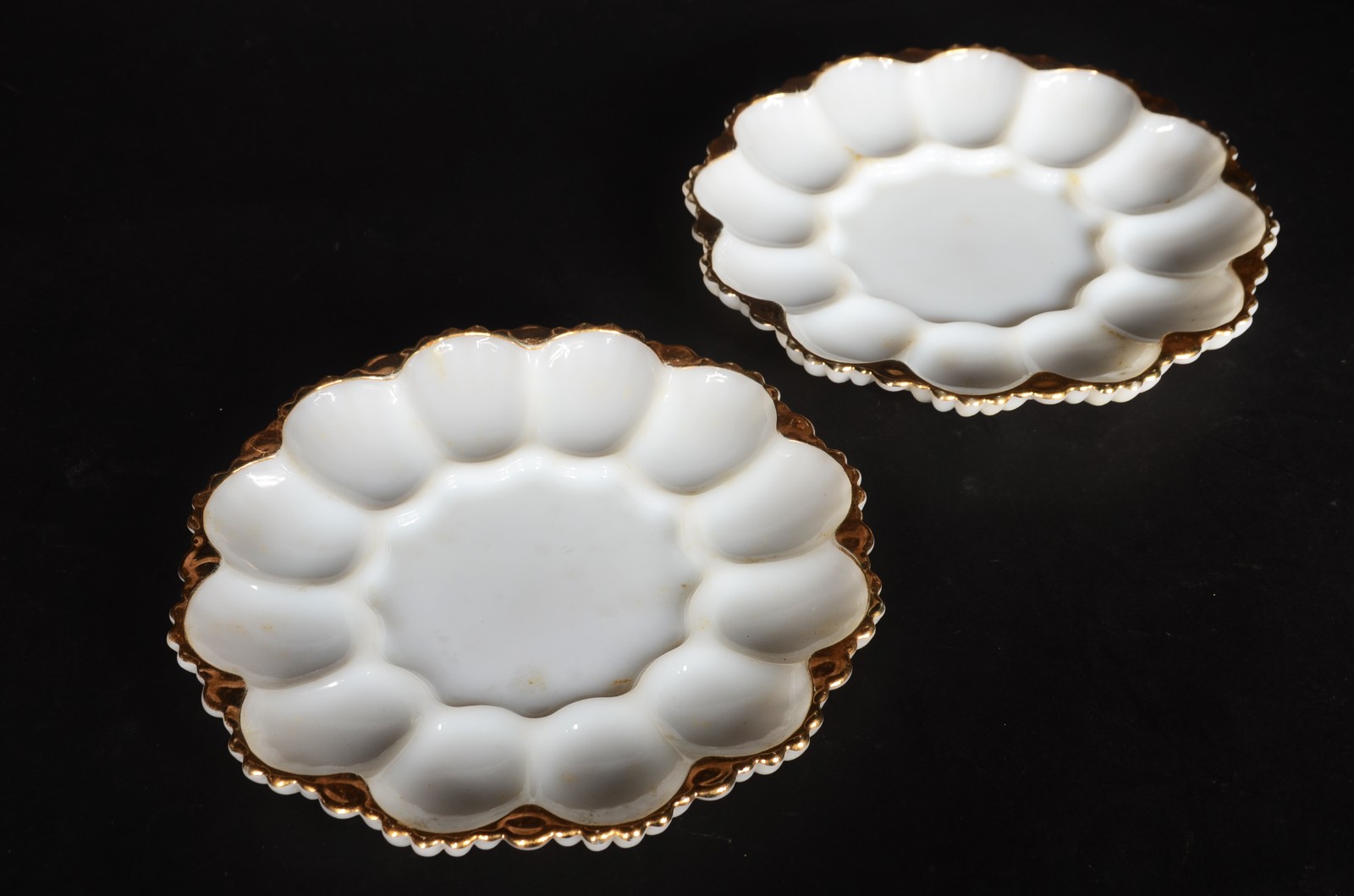 Tres peças de vidro opalinado branco, sendo dois pratos para ovos e... - foto 3 de 9
