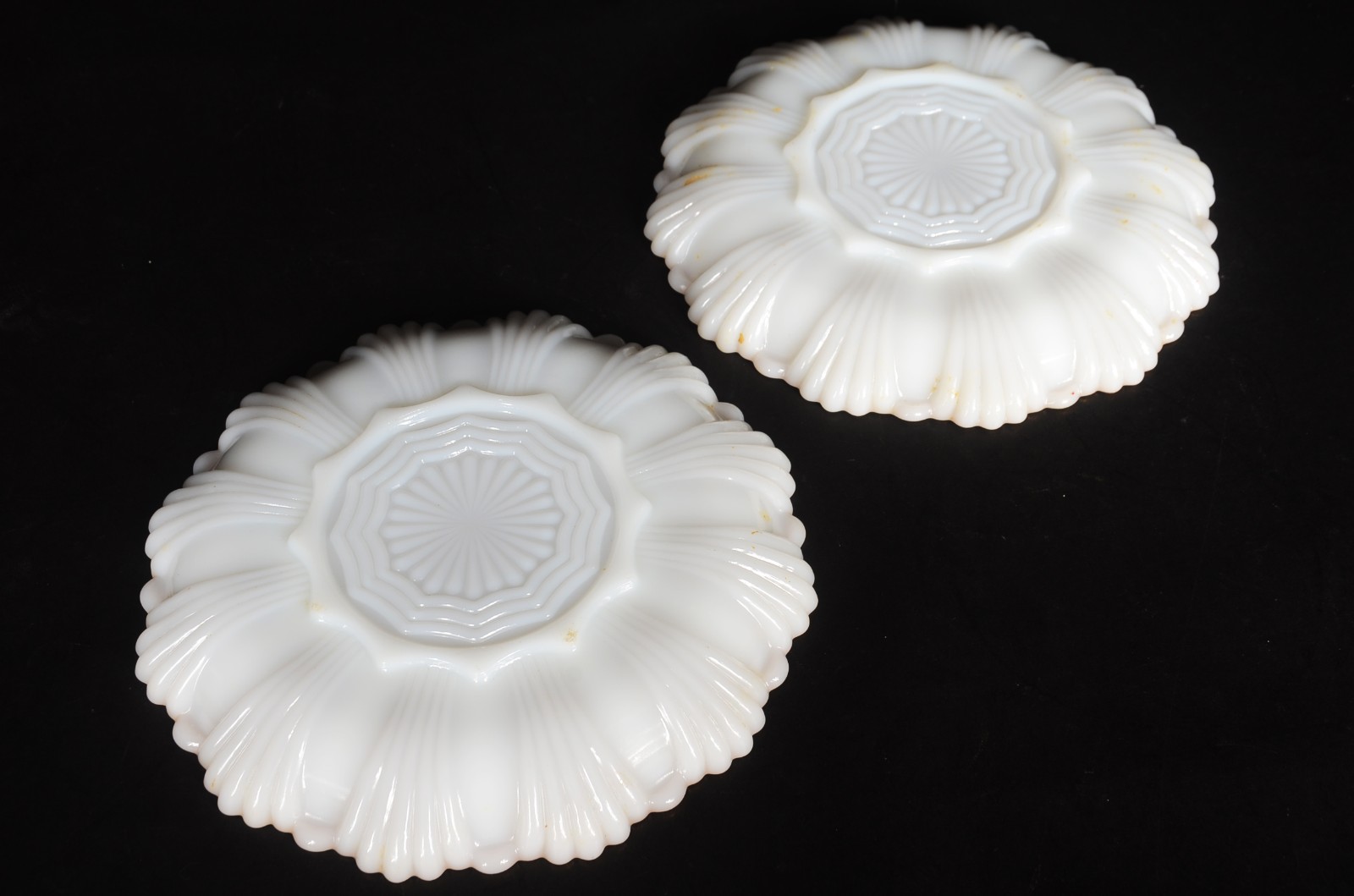 Tres peças de vidro opalinado branco, sendo dois pratos para ovos e... - foto 7 de 9